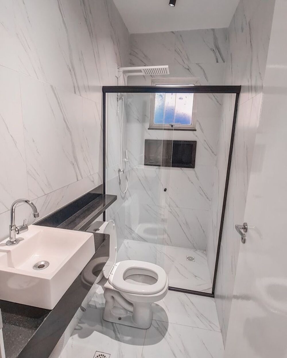 Banheiro com box e bancada