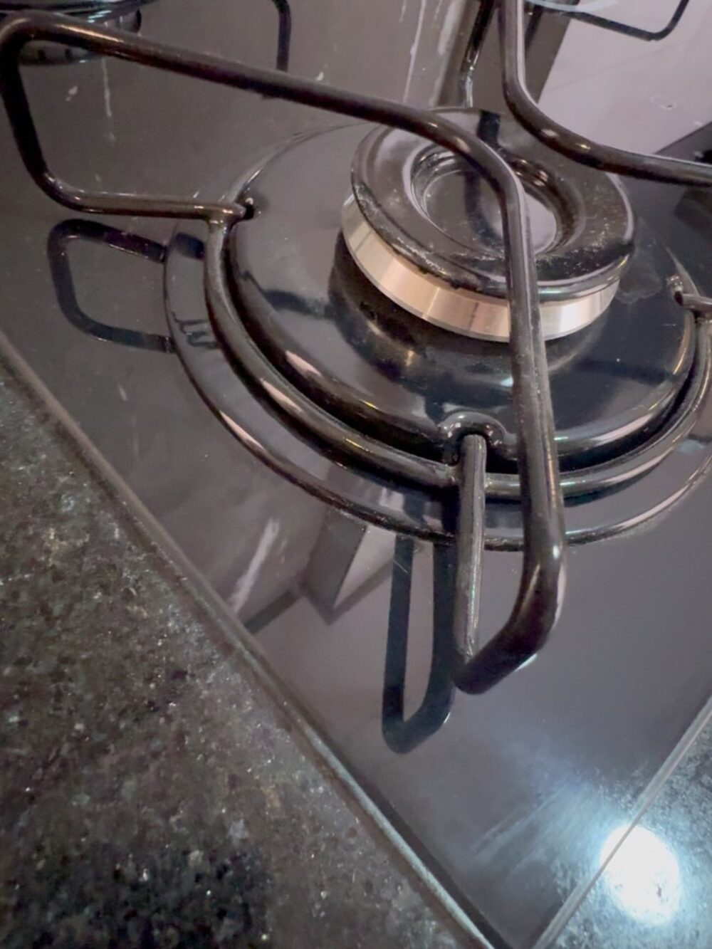 Detalhe do cooktop embutido no granito