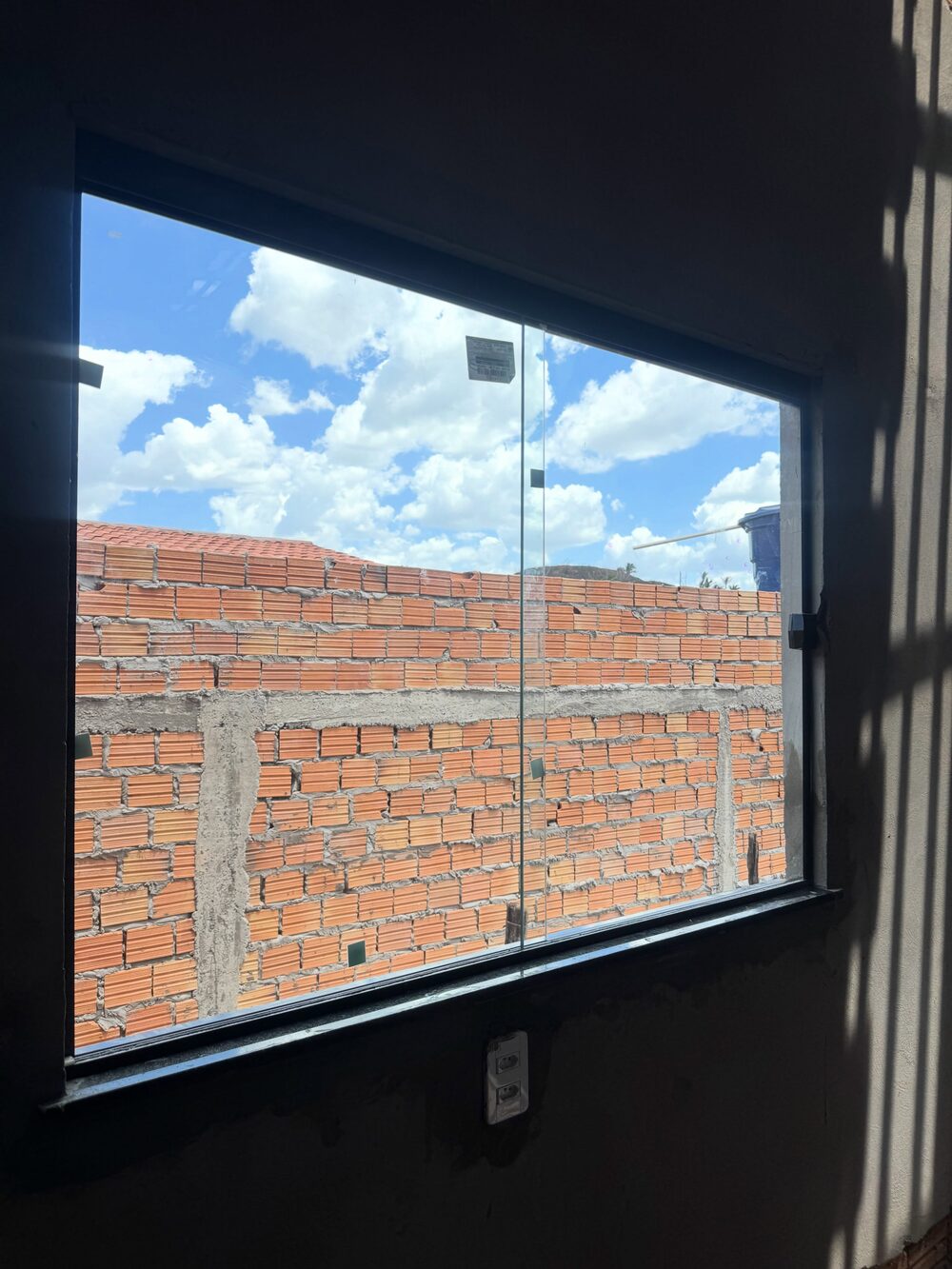 Janela de vidro em alumínio preto instalada